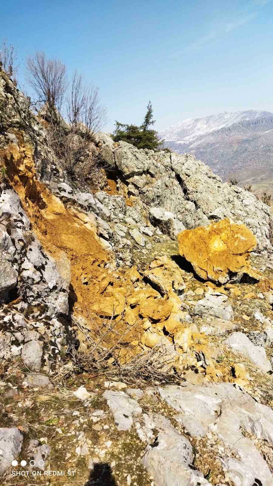 Deprem sonrası dağdan kopan dev kaya parçaları tehlike saçıyor