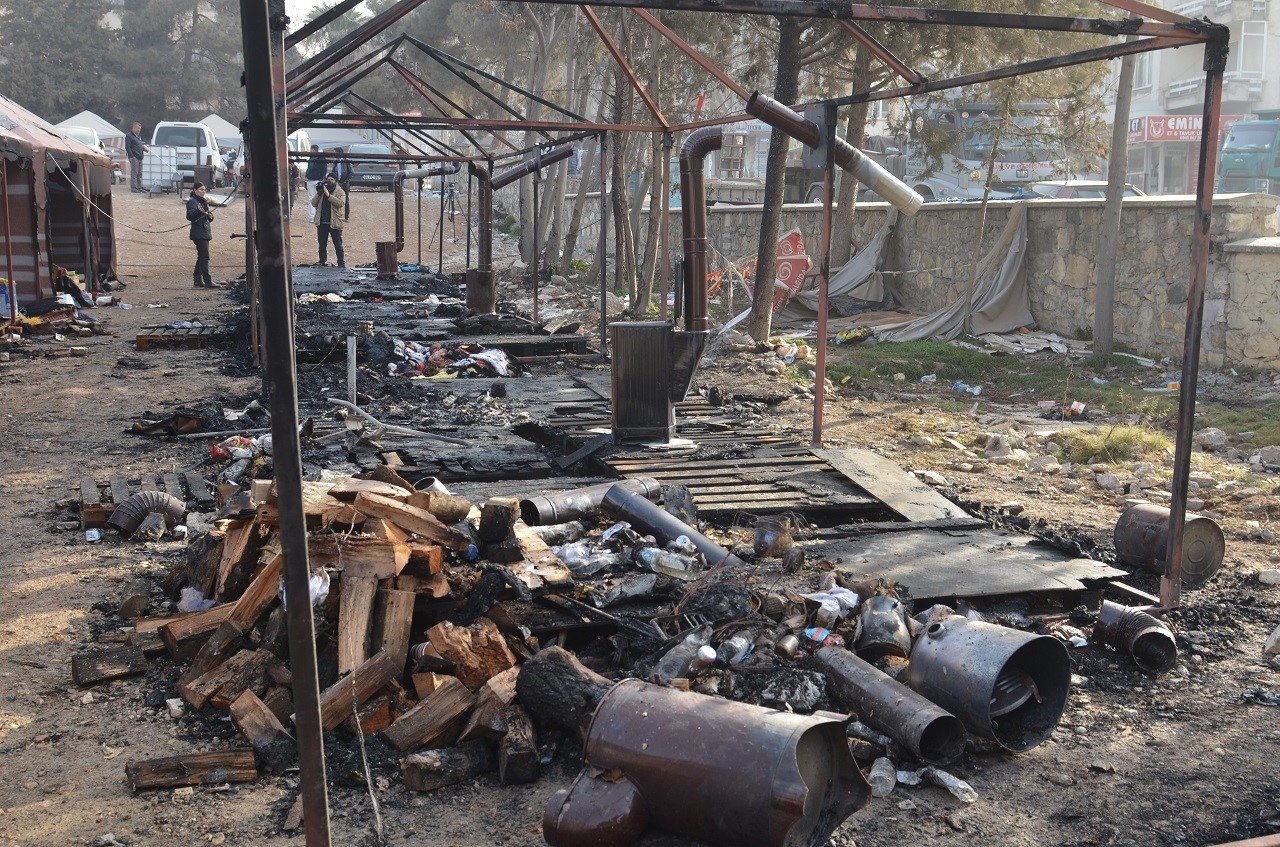Depremzedelerin kaldığı çadır kentte yangın