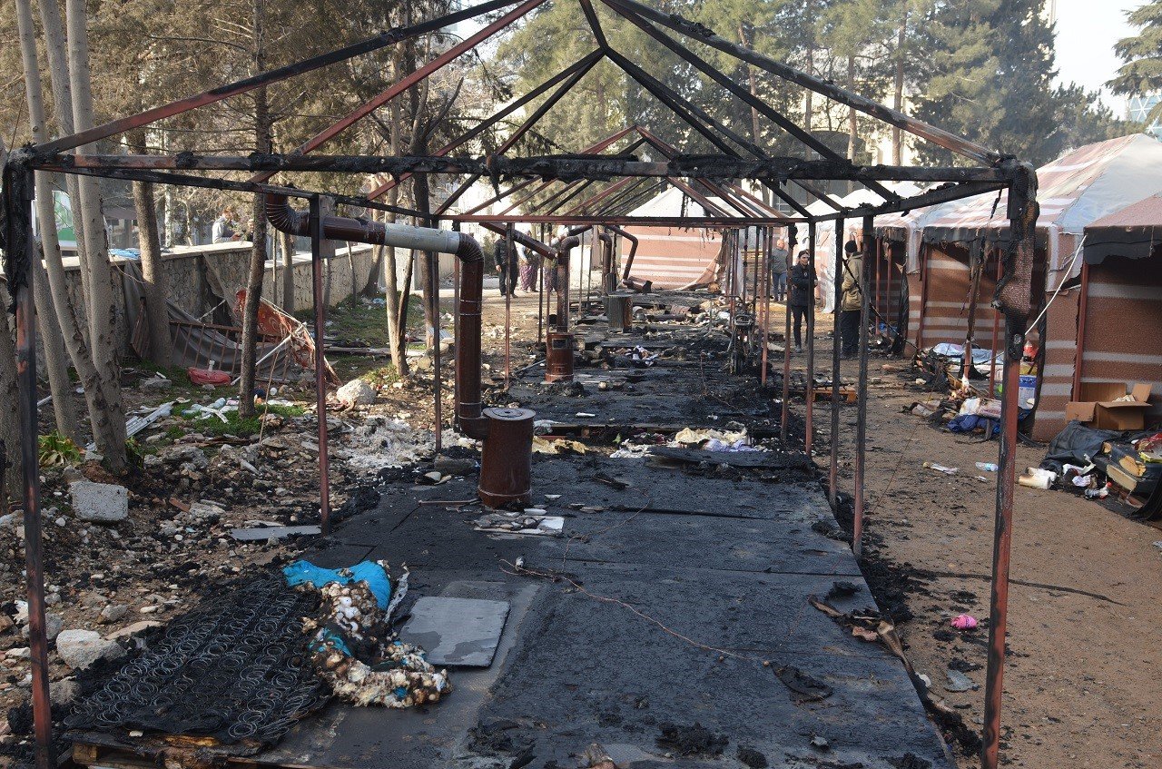 Depremzedelerin kaldığı çadır kentte yangın