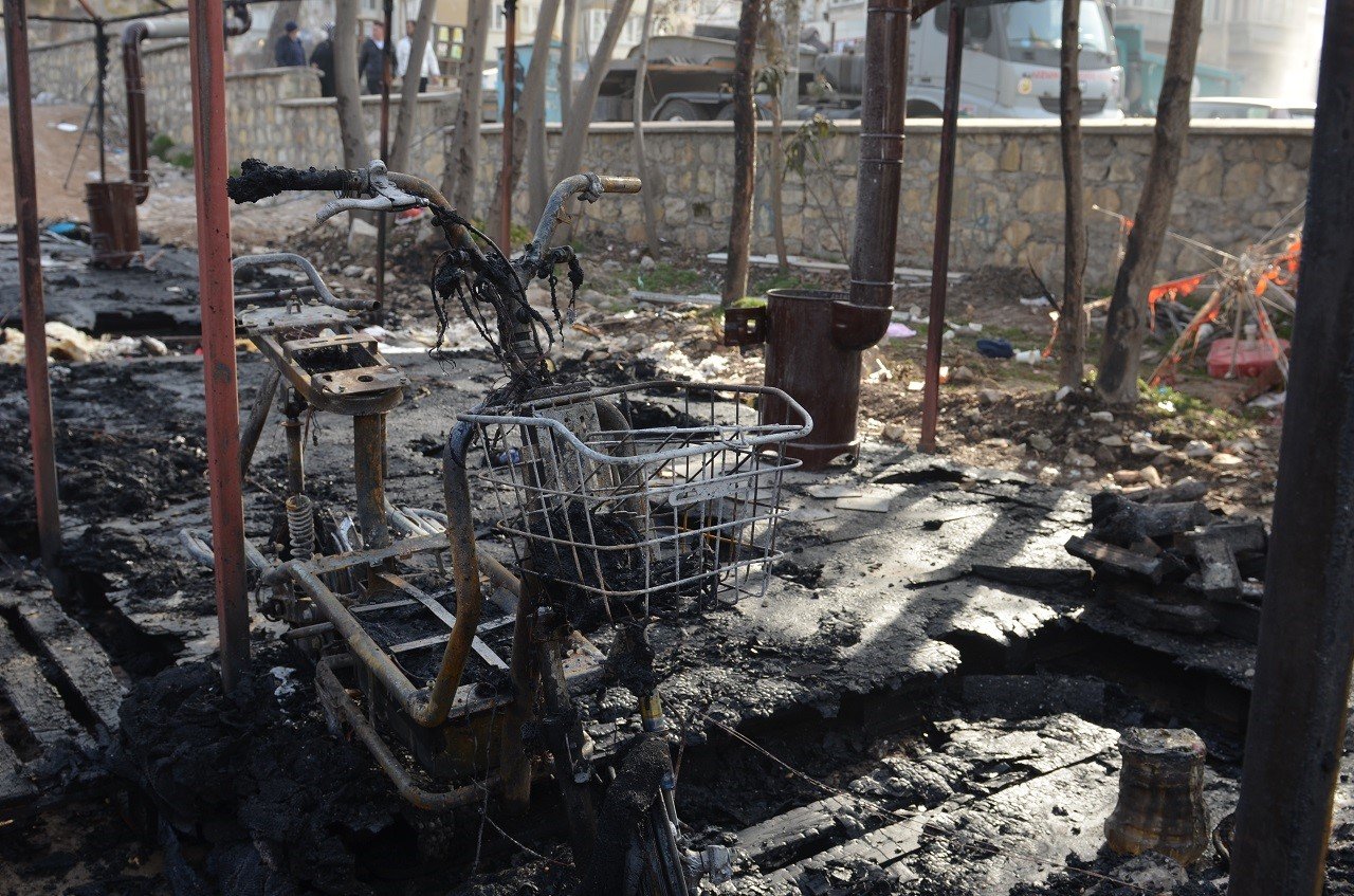 Depremzedelerin kaldığı çadır kentte yangın