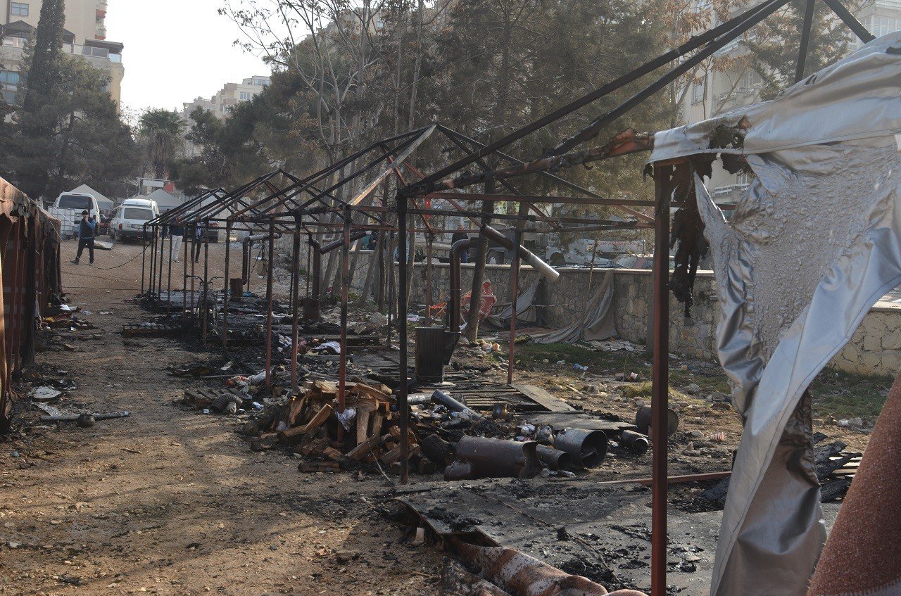 Depremzedelerin kaldığı çadır kentte yangın