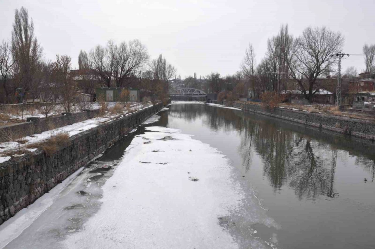 Kars Çayı’nın buzları çözülmeye başladı