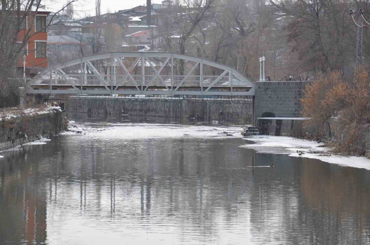 Kars Çayı’nın buzları çözülmeye başladı