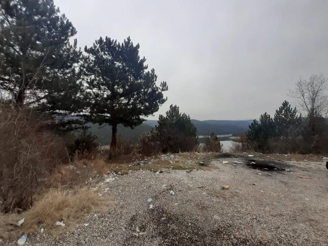 Şehre içme suyunu sağlayan Karaçomak Barajının çevresi adeta çöplüğe döndü