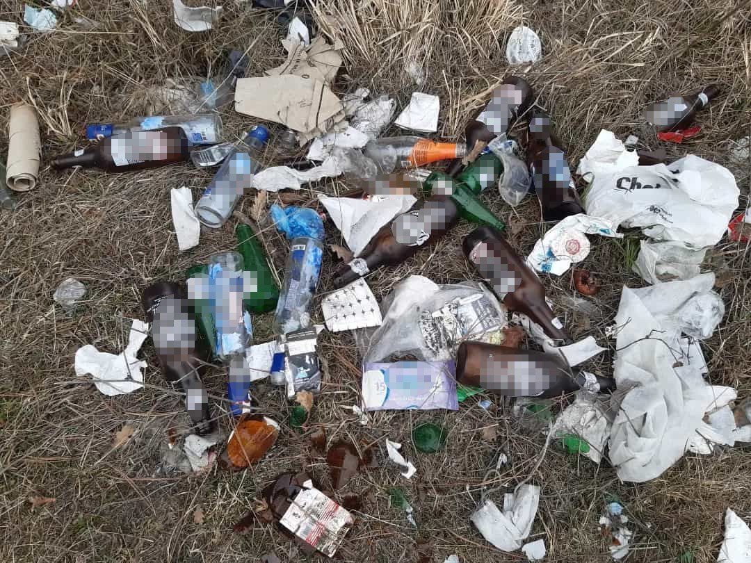 Şehre içme suyunu sağlayan Karaçomak Barajının çevresi adeta çöplüğe döndü