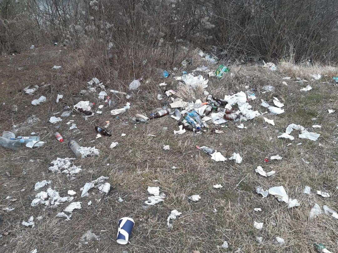 Şehre içme suyunu sağlayan Karaçomak Barajının çevresi adeta çöplüğe döndü