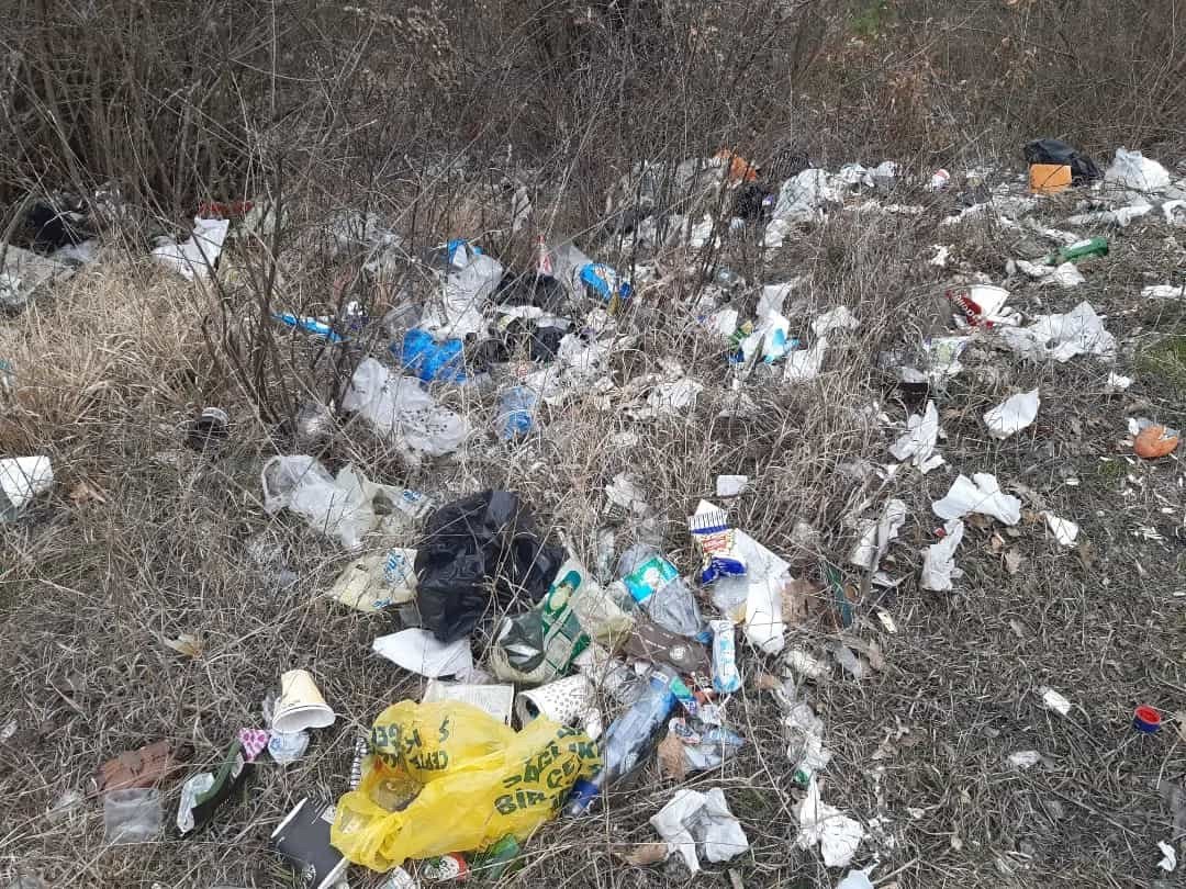 Şehre içme suyunu sağlayan Karaçomak Barajının çevresi adeta çöplüğe döndü