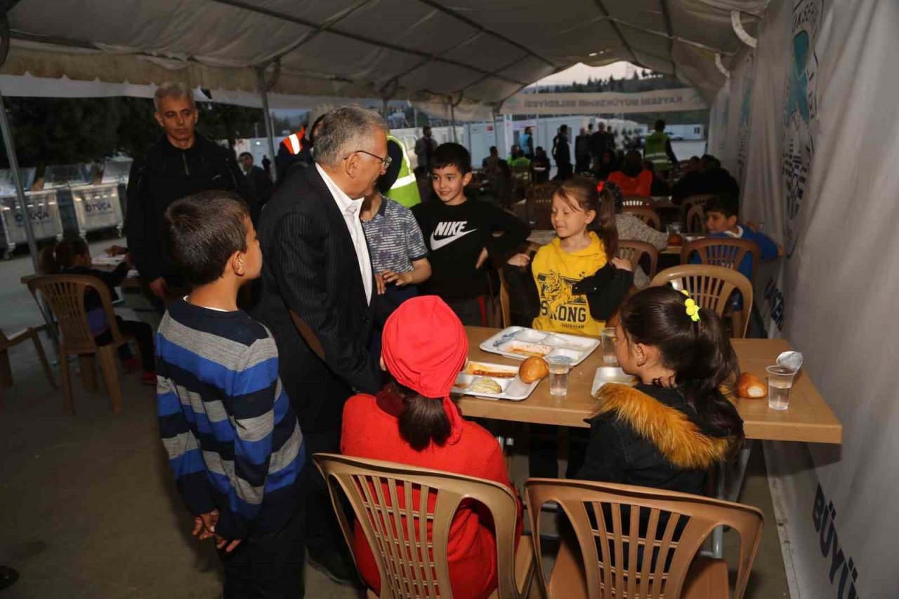 Büyükkılıç: “Kayseri, canla başla Kahramanmaraşlı canlarımızın yanında”