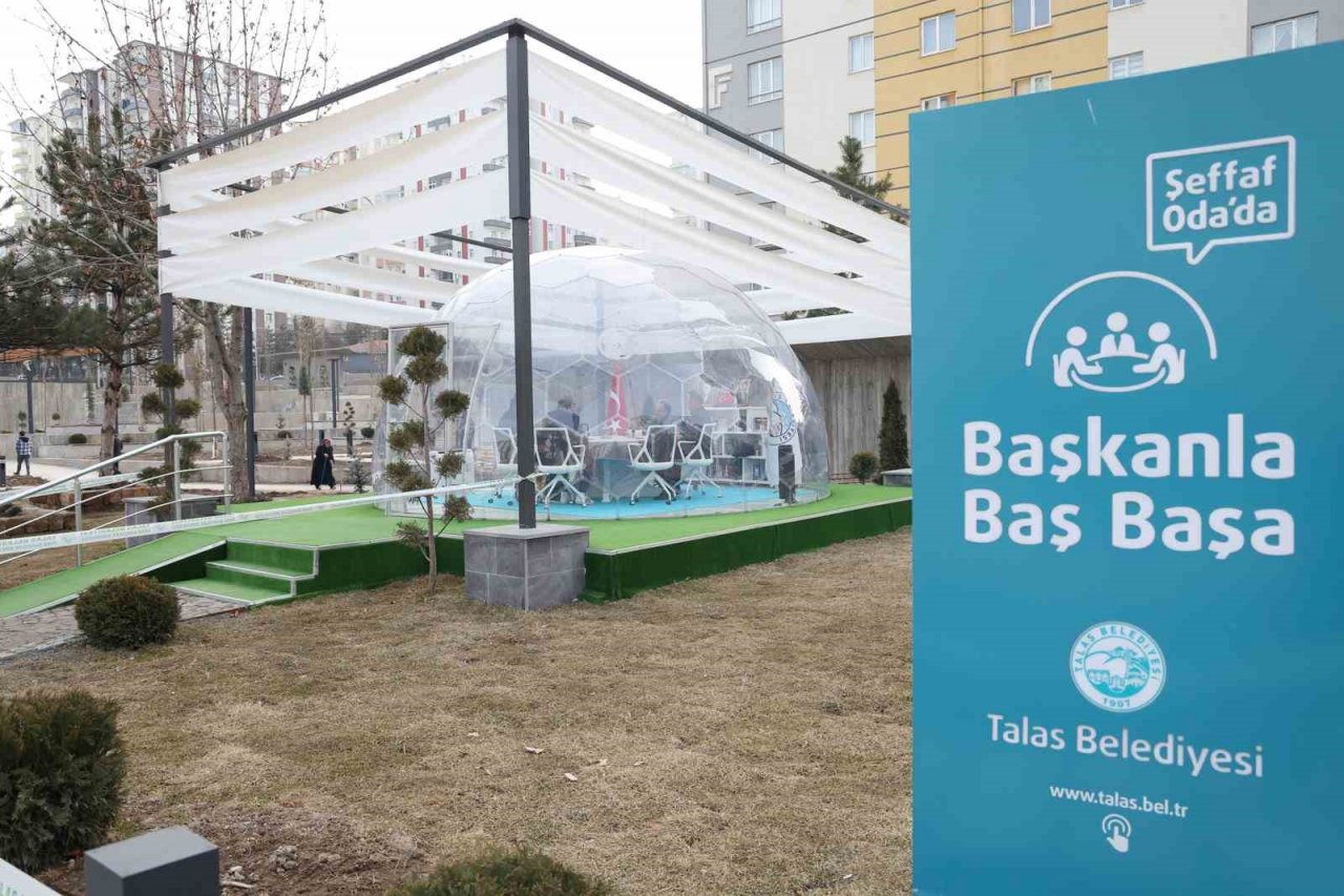 Elbistan’da kol kola, şeffaf odada baş başa