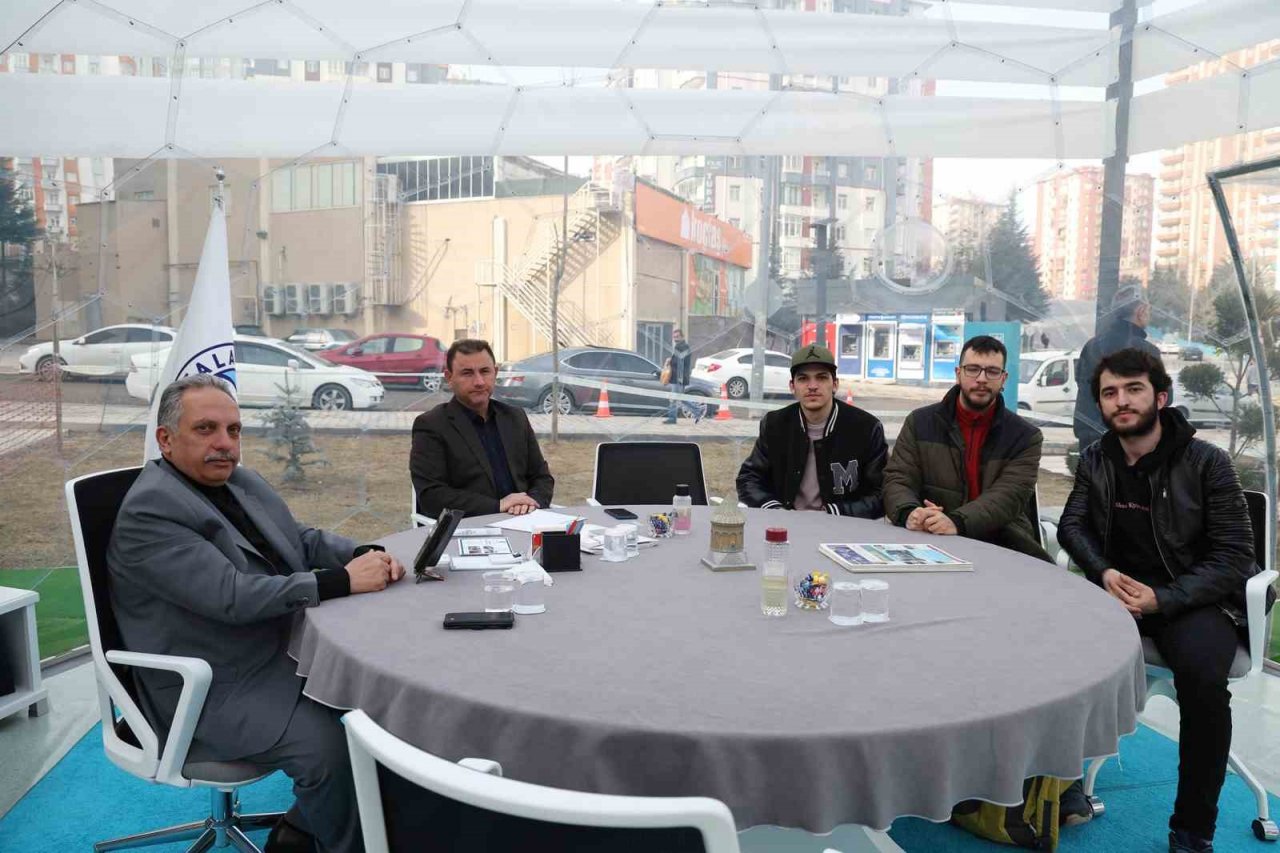 Elbistan’da kol kola, şeffaf odada baş başa