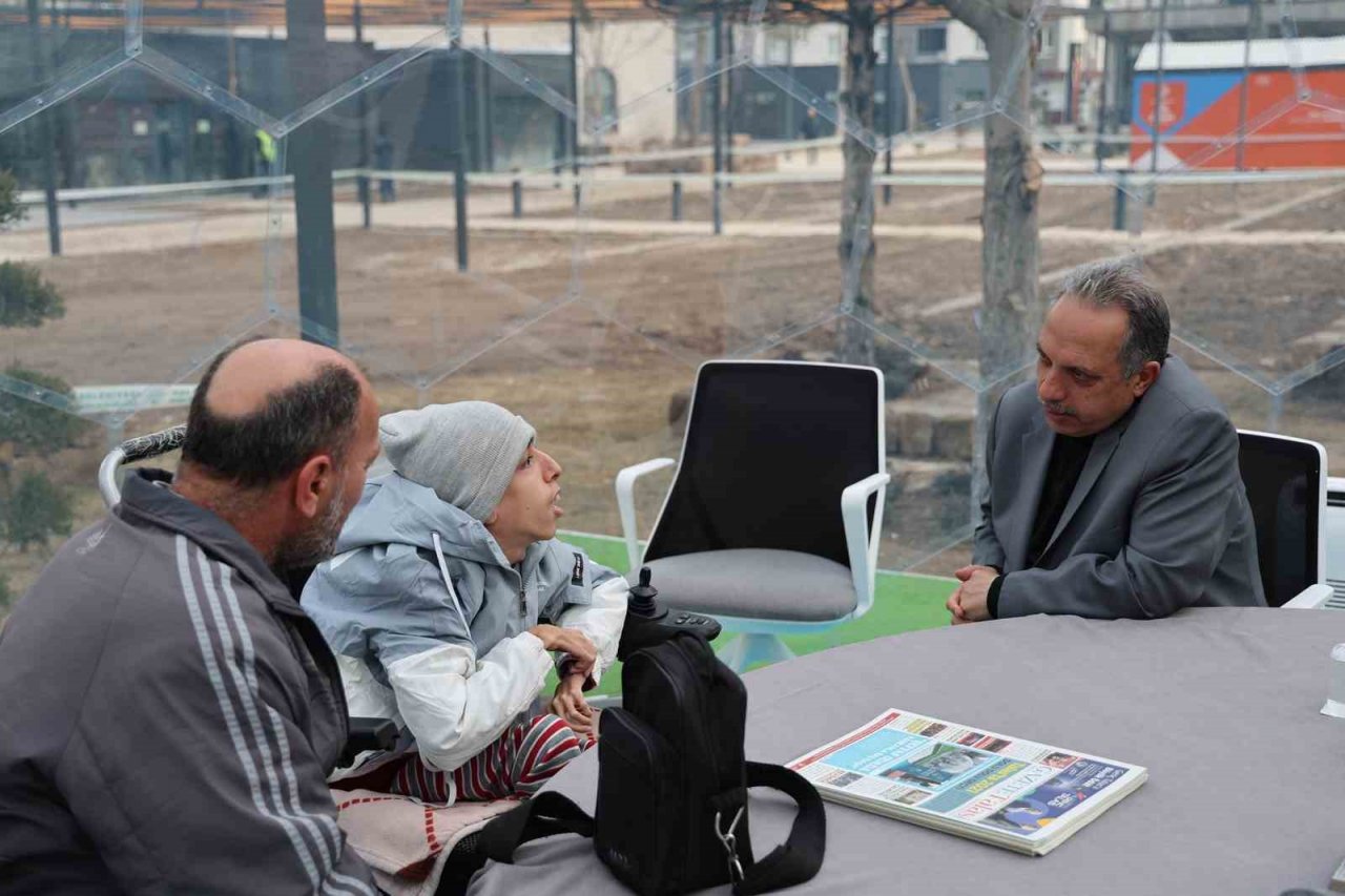 Elbistan’da kol kola, şeffaf odada baş başa