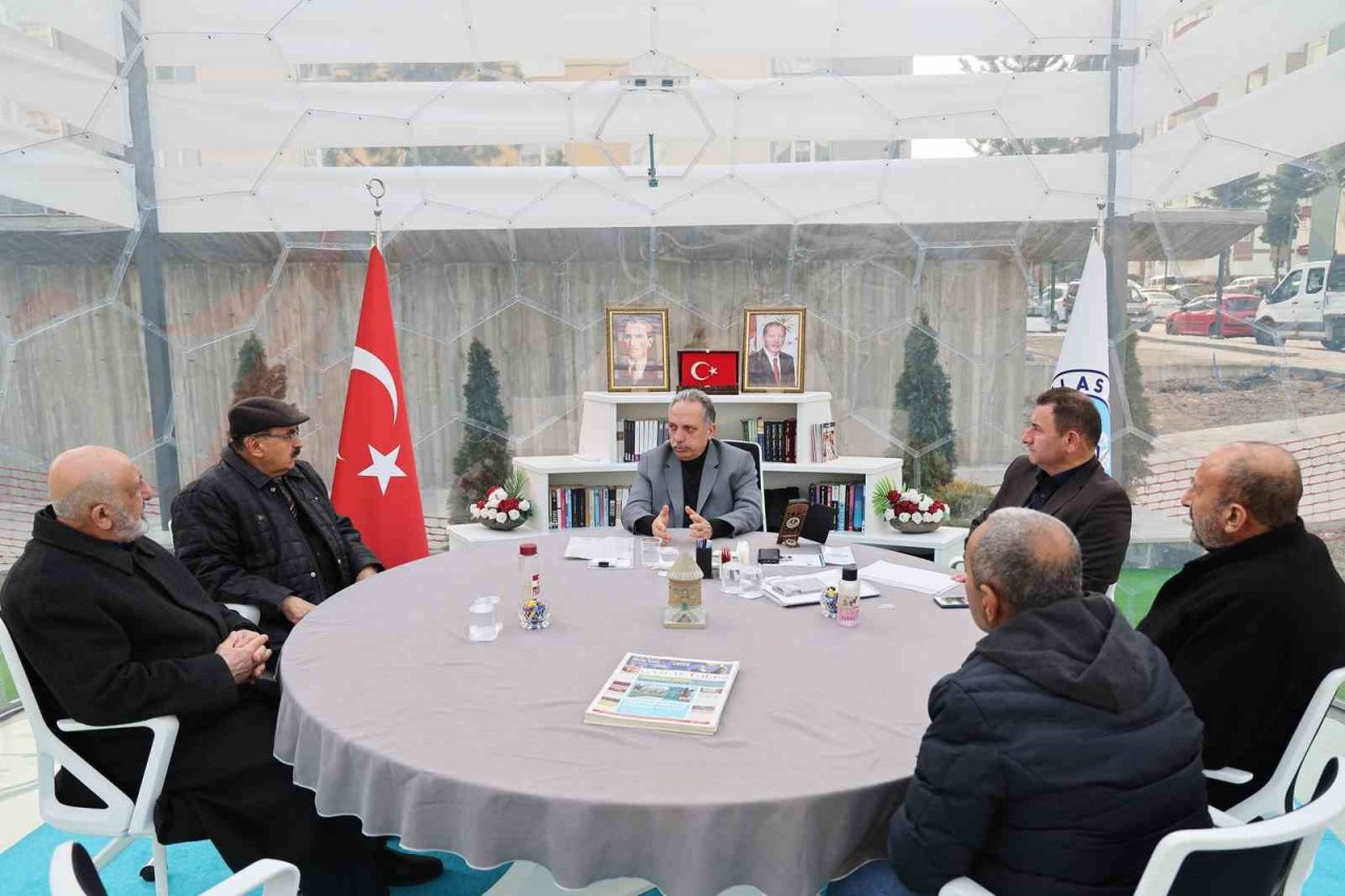 Elbistan’da kol kola, şeffaf odada baş başa