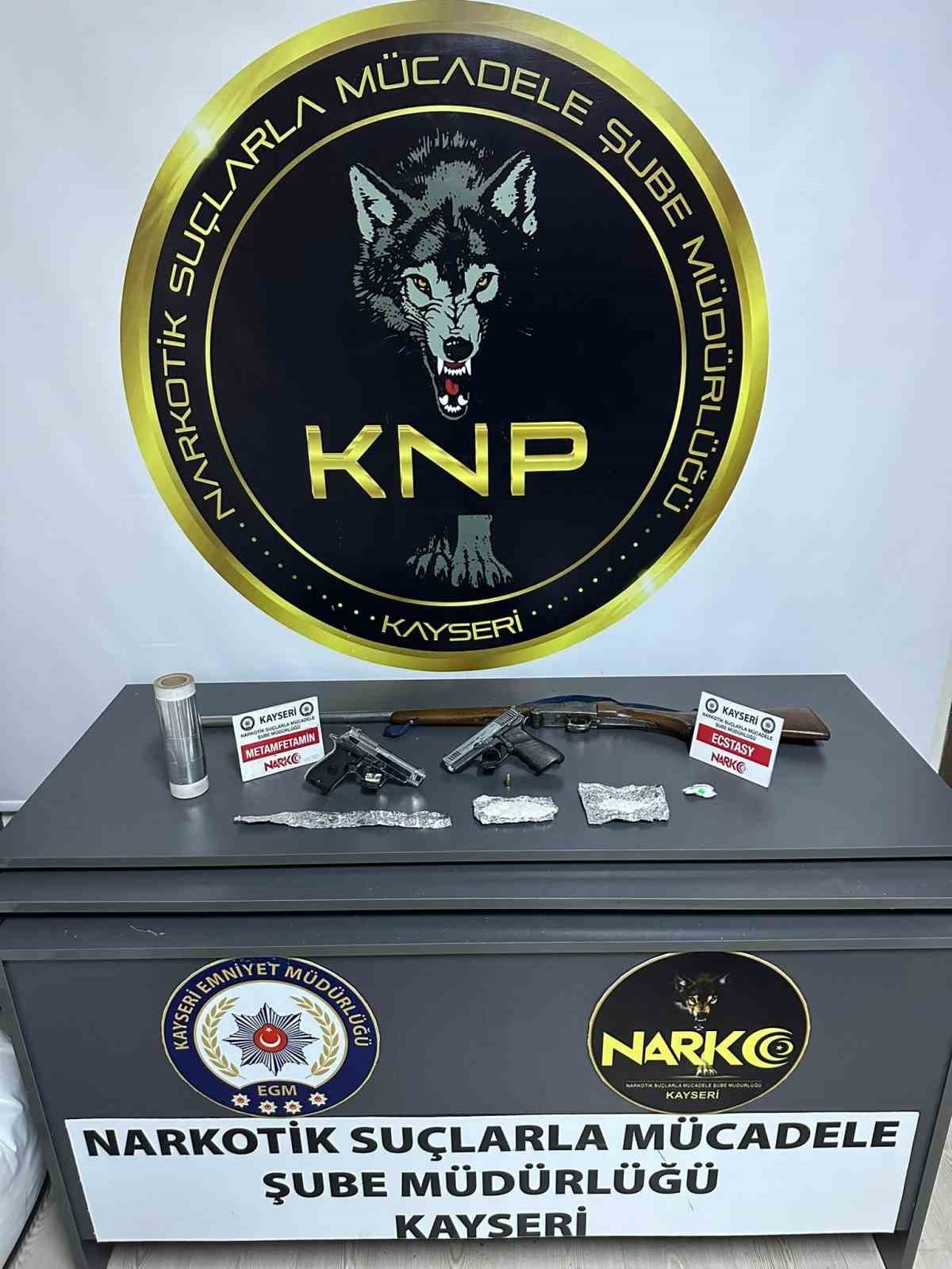 Narkotik polisi uyuşturucuya geçit vermiyor