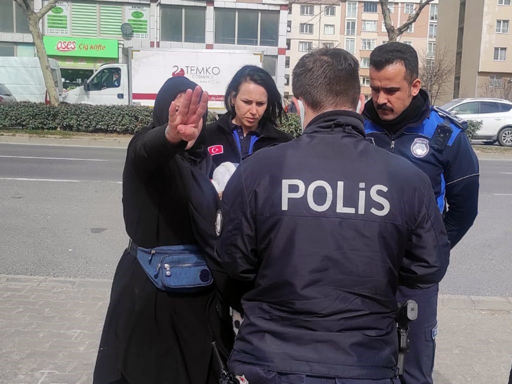 Bu da oyuncak bebekli dilenci