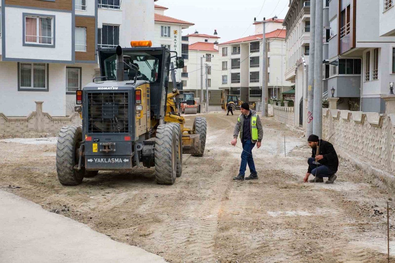 Kütahya’nın Dumlupınar Mahallesi’ne sıcak asfalt