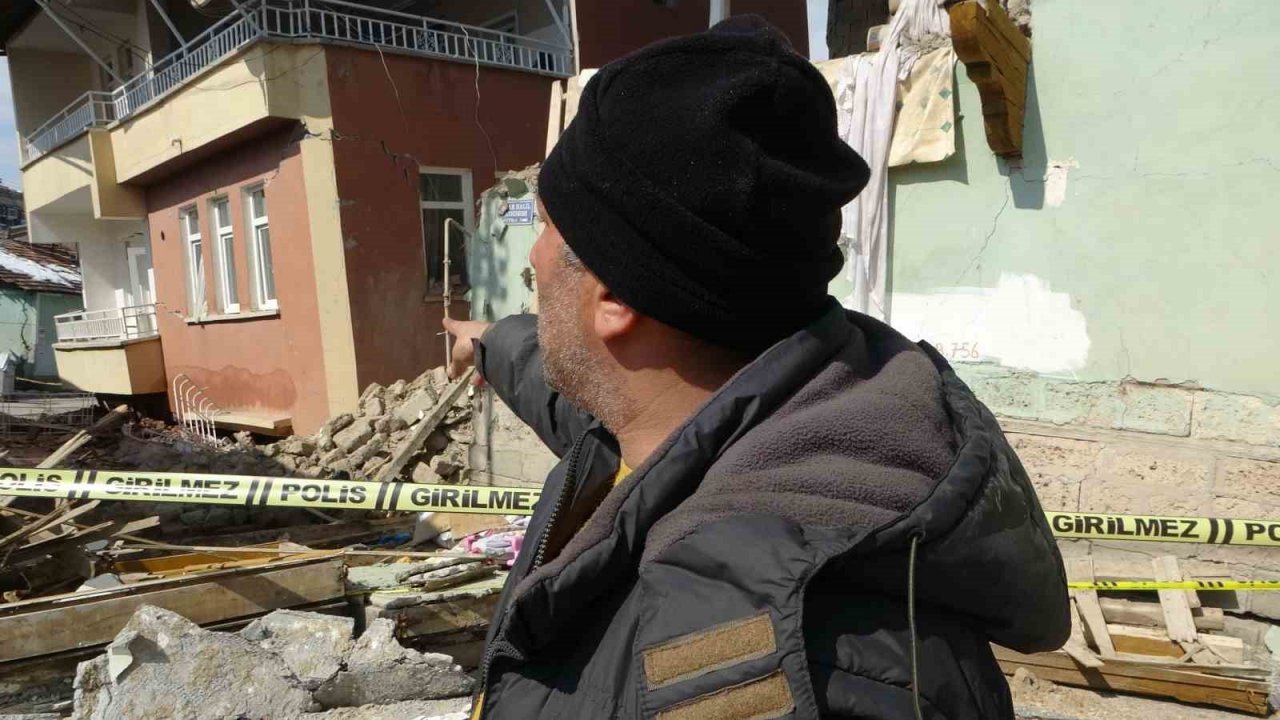 Depremde ağır hasan alan binanın birinci katı yere gömüldü