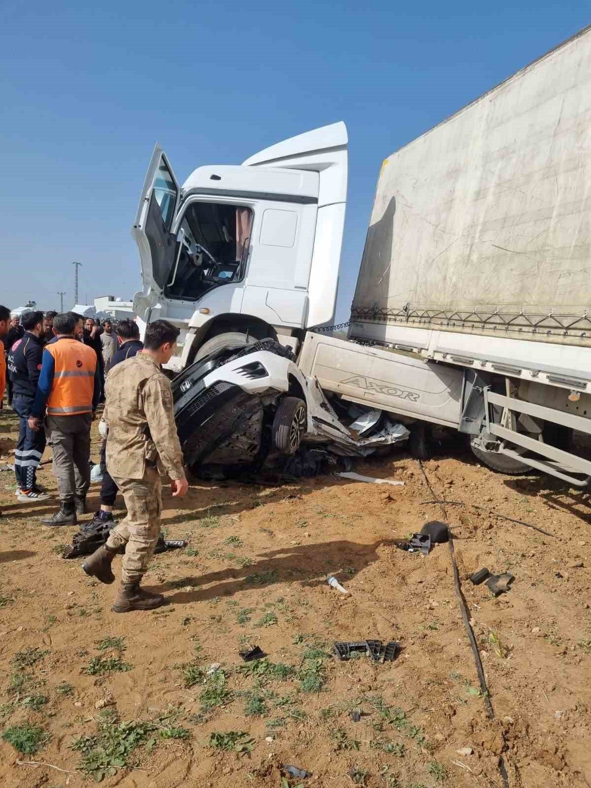 Mardin’de tır otomobili biçti: 2 ölü, 2 yaralı
