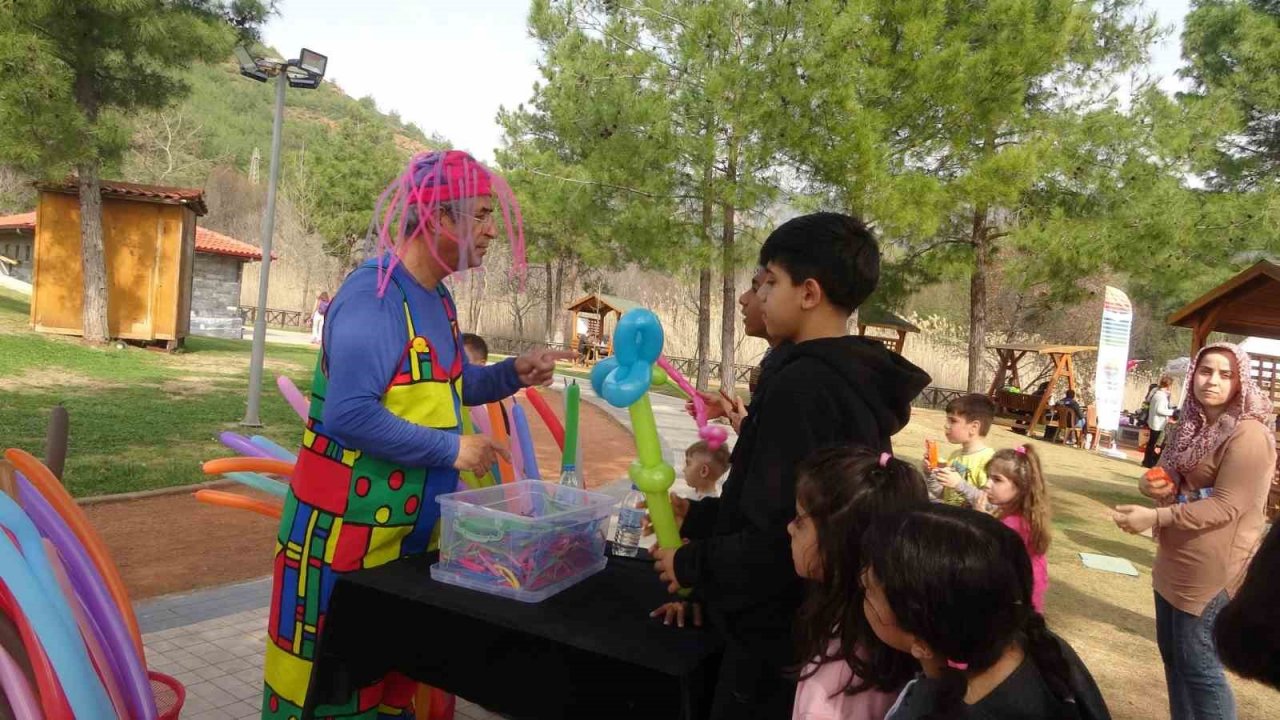 Marmaris polisi depremzede çocuklara moral oldu