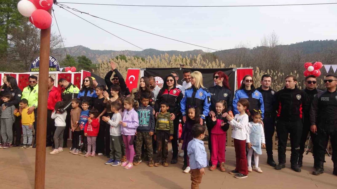 Marmaris polisi depremzede çocuklara moral oldu