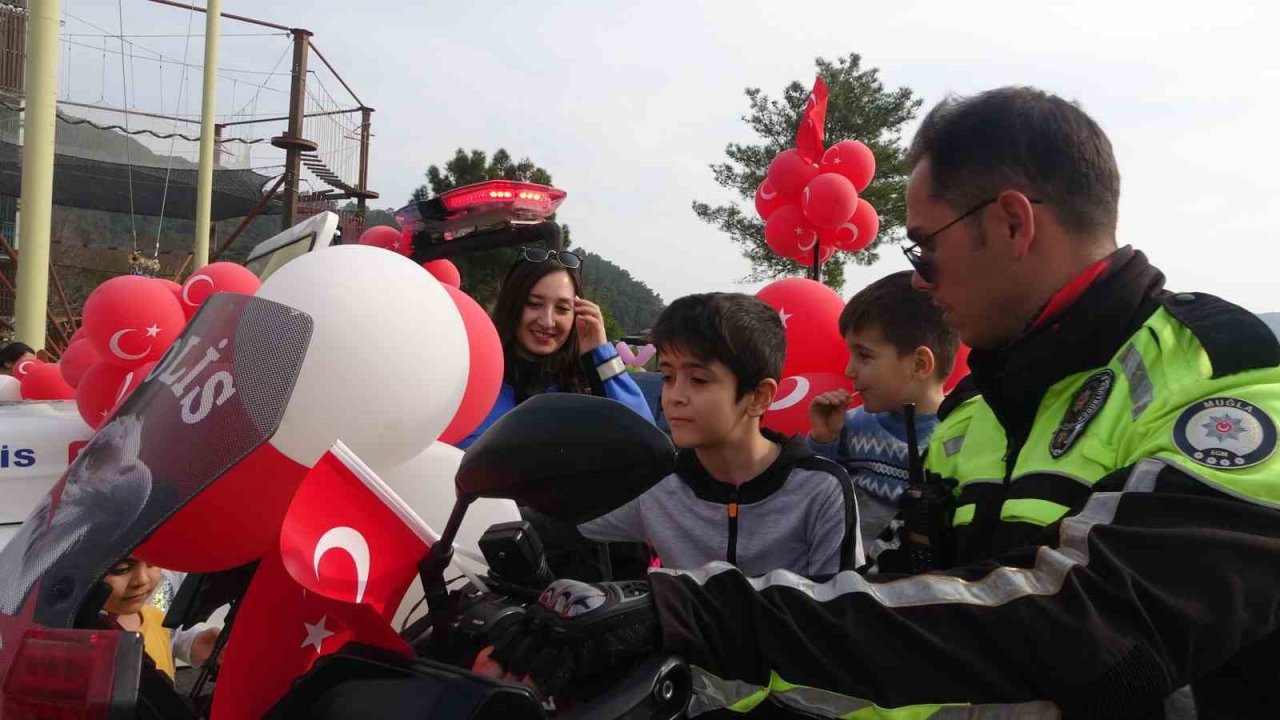 Marmaris polisi depremzede çocuklara moral oldu