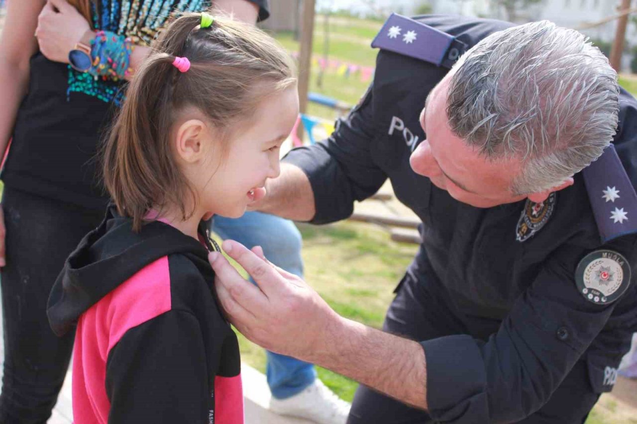 Marmaris polisi depremzede çocuklara moral oldu