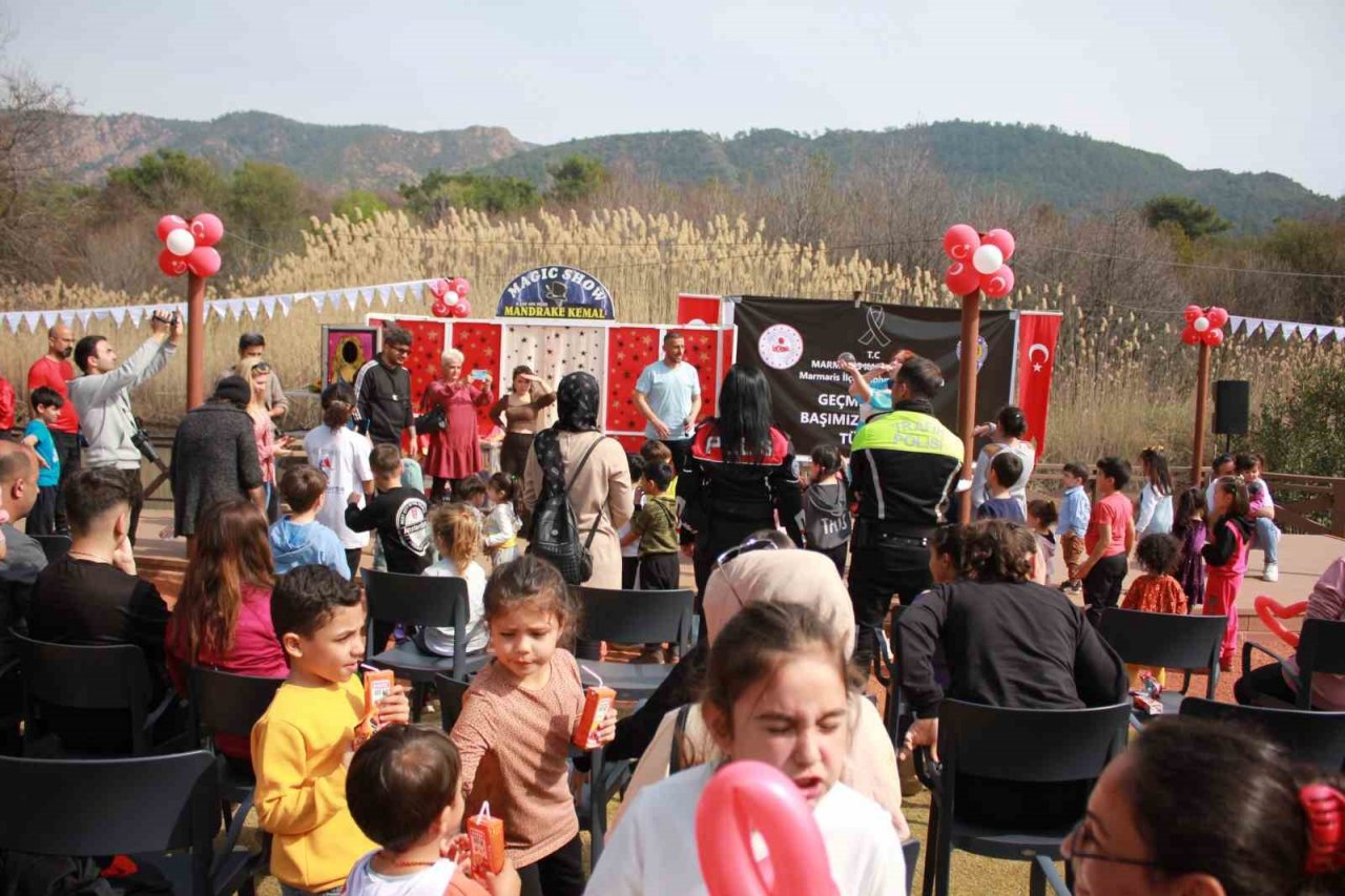 Marmaris polisi depremzede çocuklara moral oldu