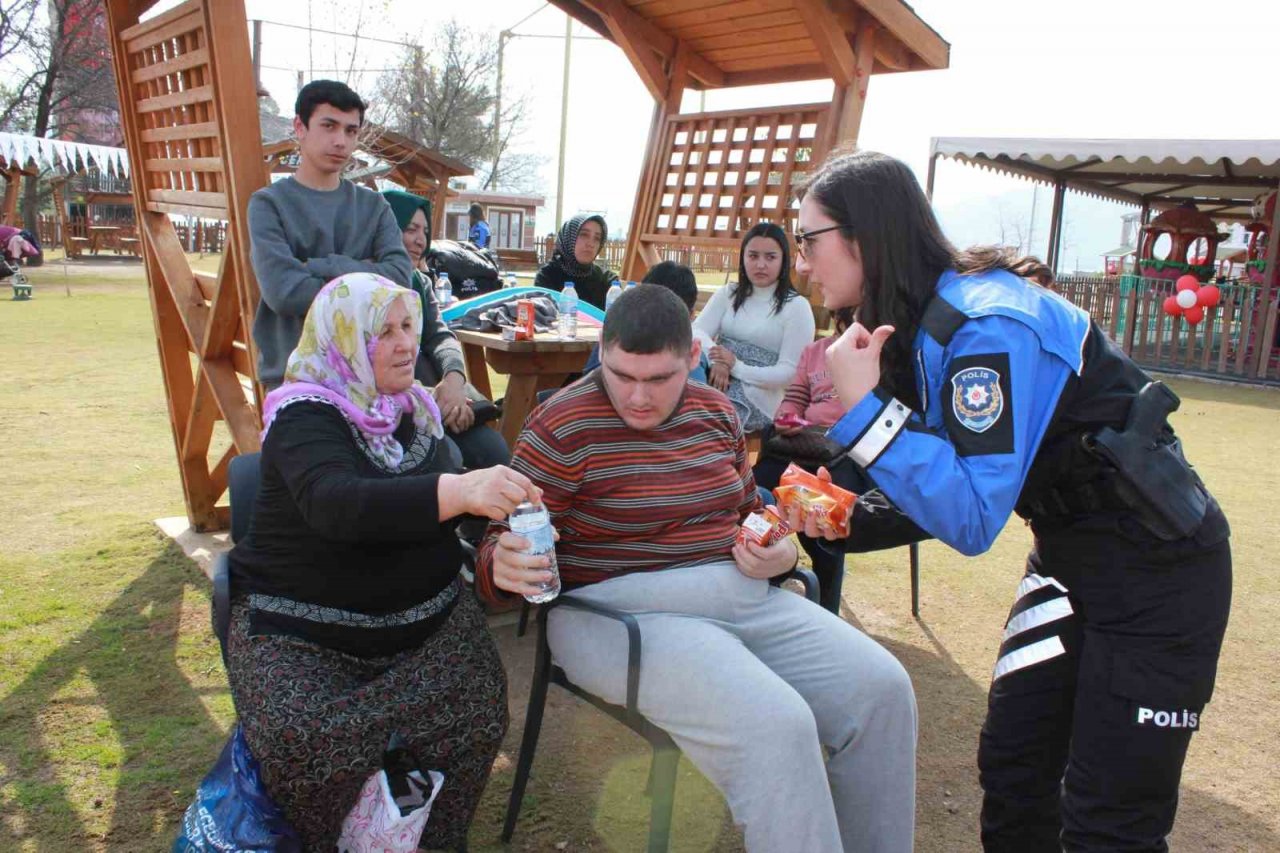 Marmaris polisi depremzede çocuklara moral oldu