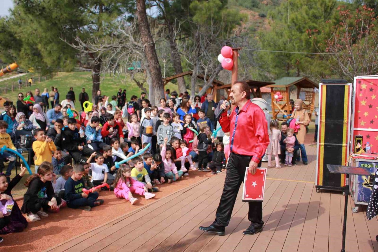 Marmaris polisi depremzede çocuklara moral oldu