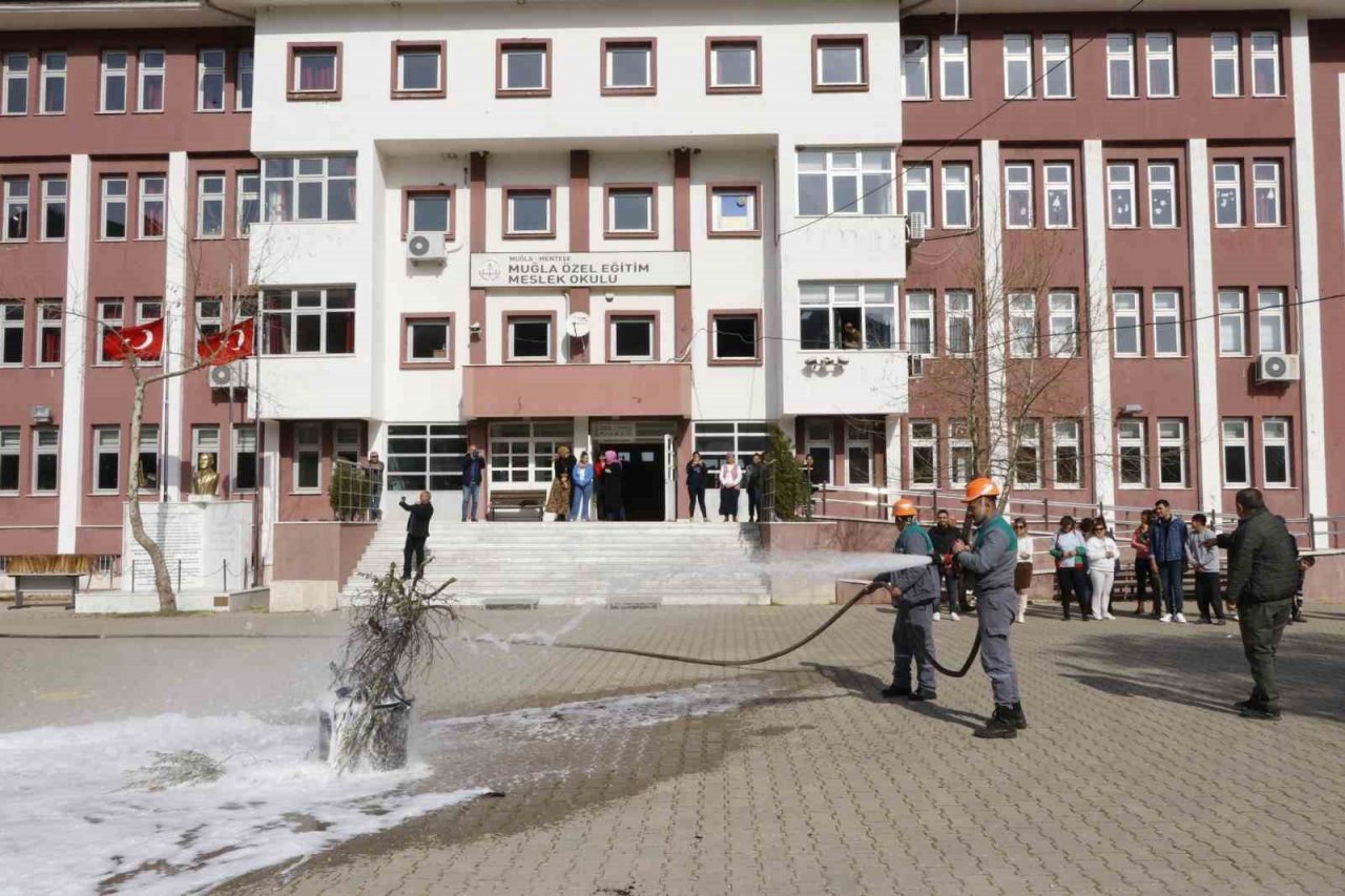 Muğla’da öğretmen ve öğrencilere yangın eğitimi verildi