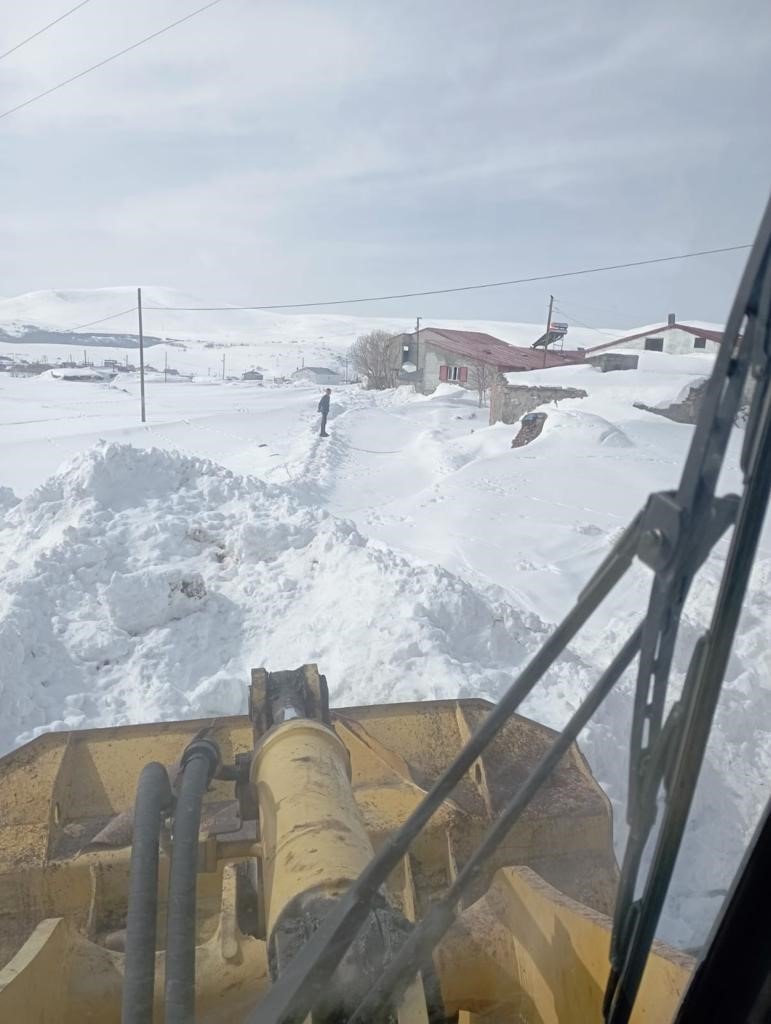 Özel İdare’nin karla mücadele mesaisi sürüyor