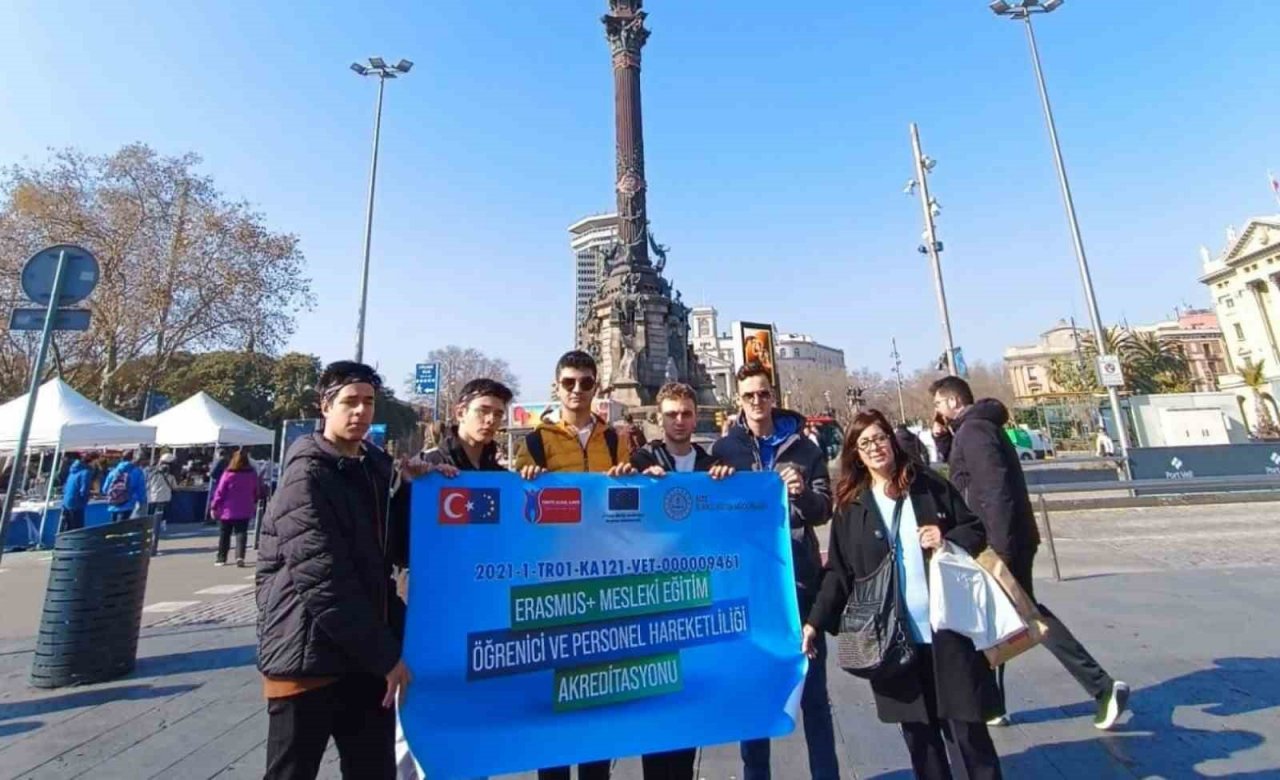 Lise öğrencileri İspanya’da uçak bakım stajı yaptı