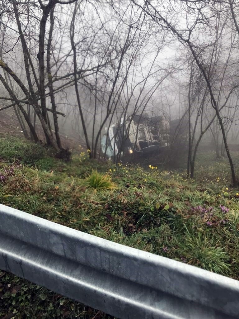 Beton mikseri fındık bahçesine yuvarlandı: 1 yaralı