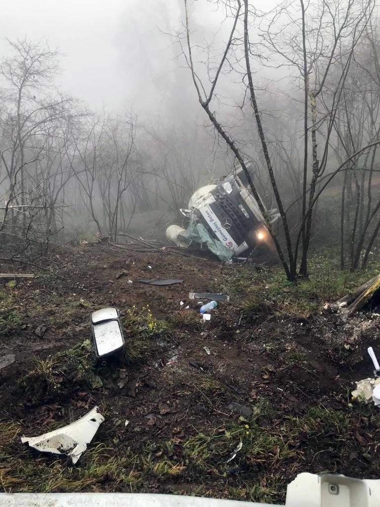 Beton mikseri fındık bahçesine yuvarlandı: 1 yaralı