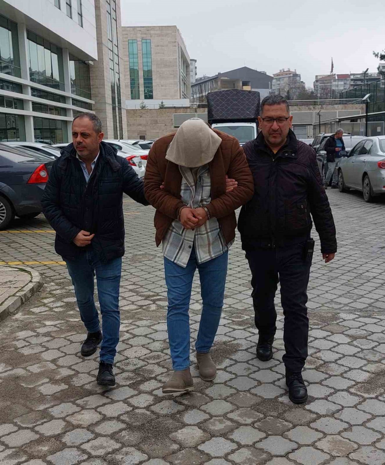 Depremzedenin bileziklerini çalan eski uzman çavuş tutuklandı