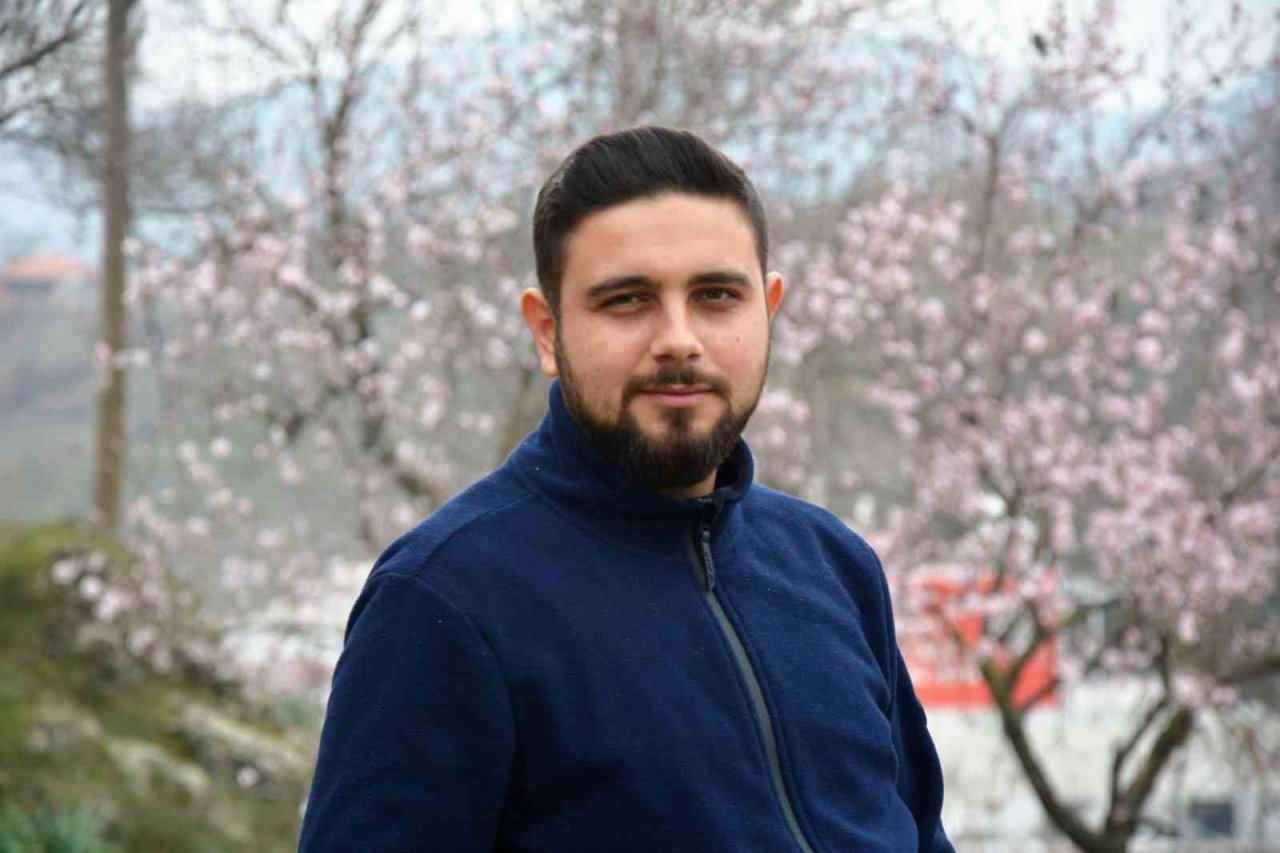 Balıkesir’de ağaçlar erken çiçek açtı