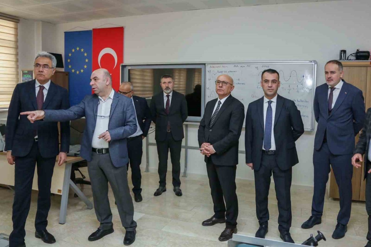STSO Başkanı Özdemir: “Meslek liselerini ve mesleki eğitimleri, bir sanayici olarak çok önemsiyorum”