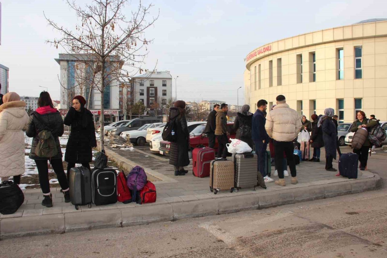 Sivas’tan 101 sağlık personeli Maraş’a uğurlandı