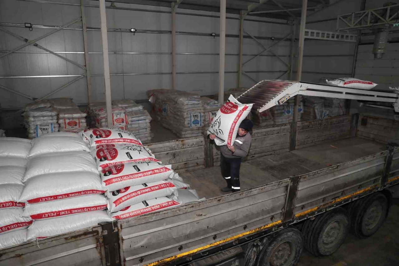 Sivas’tan deprem bölgesine yem desteği