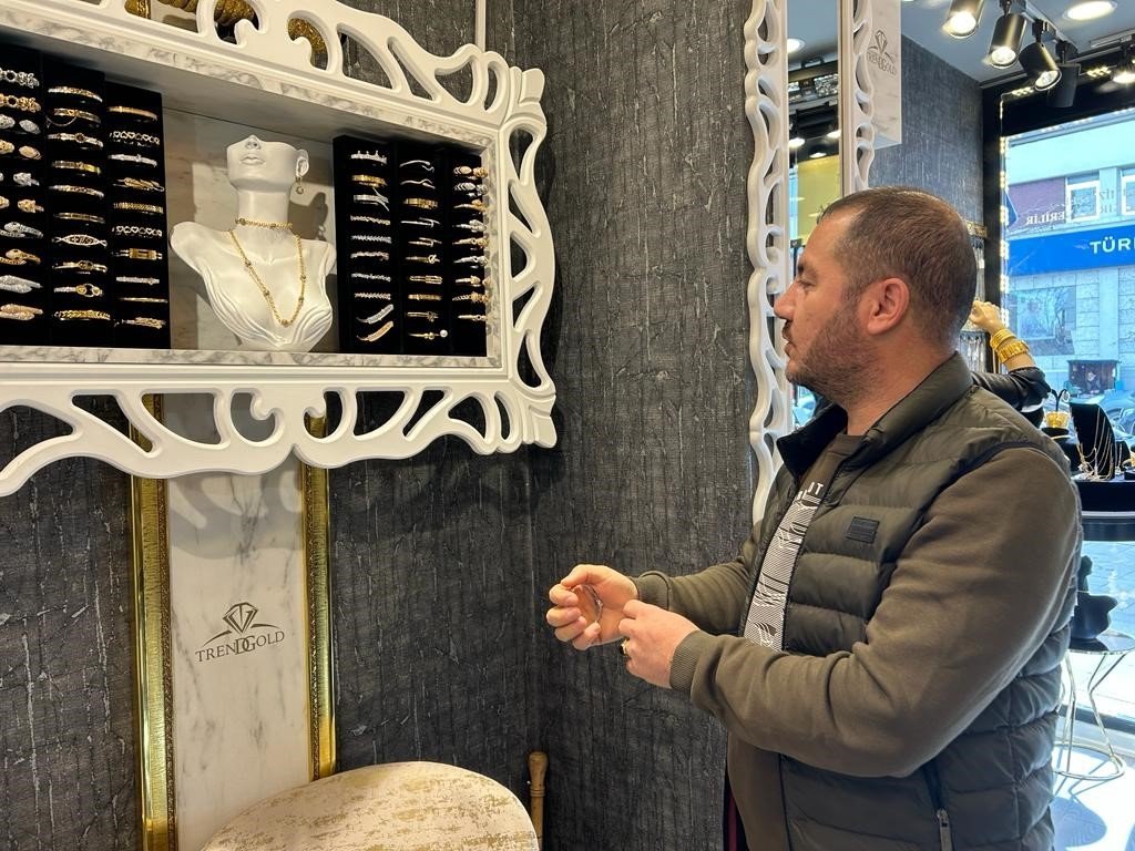 Gerçek sandığı imitasyon bileziği çaldı, güvenlik kamerasına yakalandı