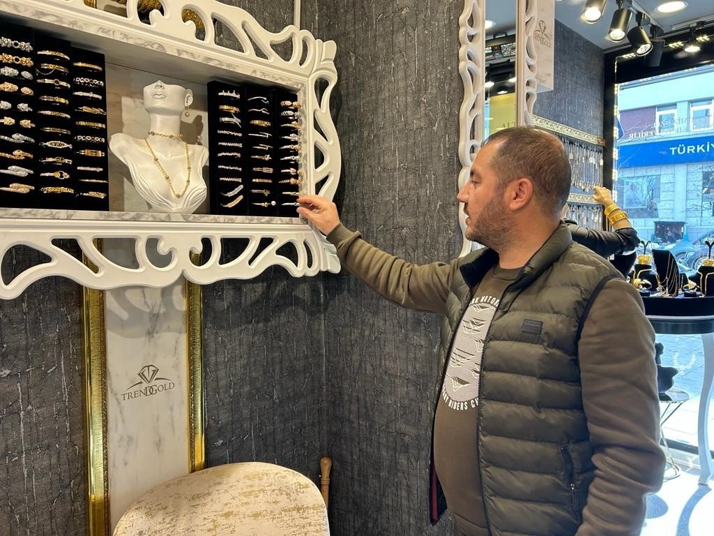 Gerçek sandığı imitasyon bileziği çaldı, güvenlik kamerasına yakalandı