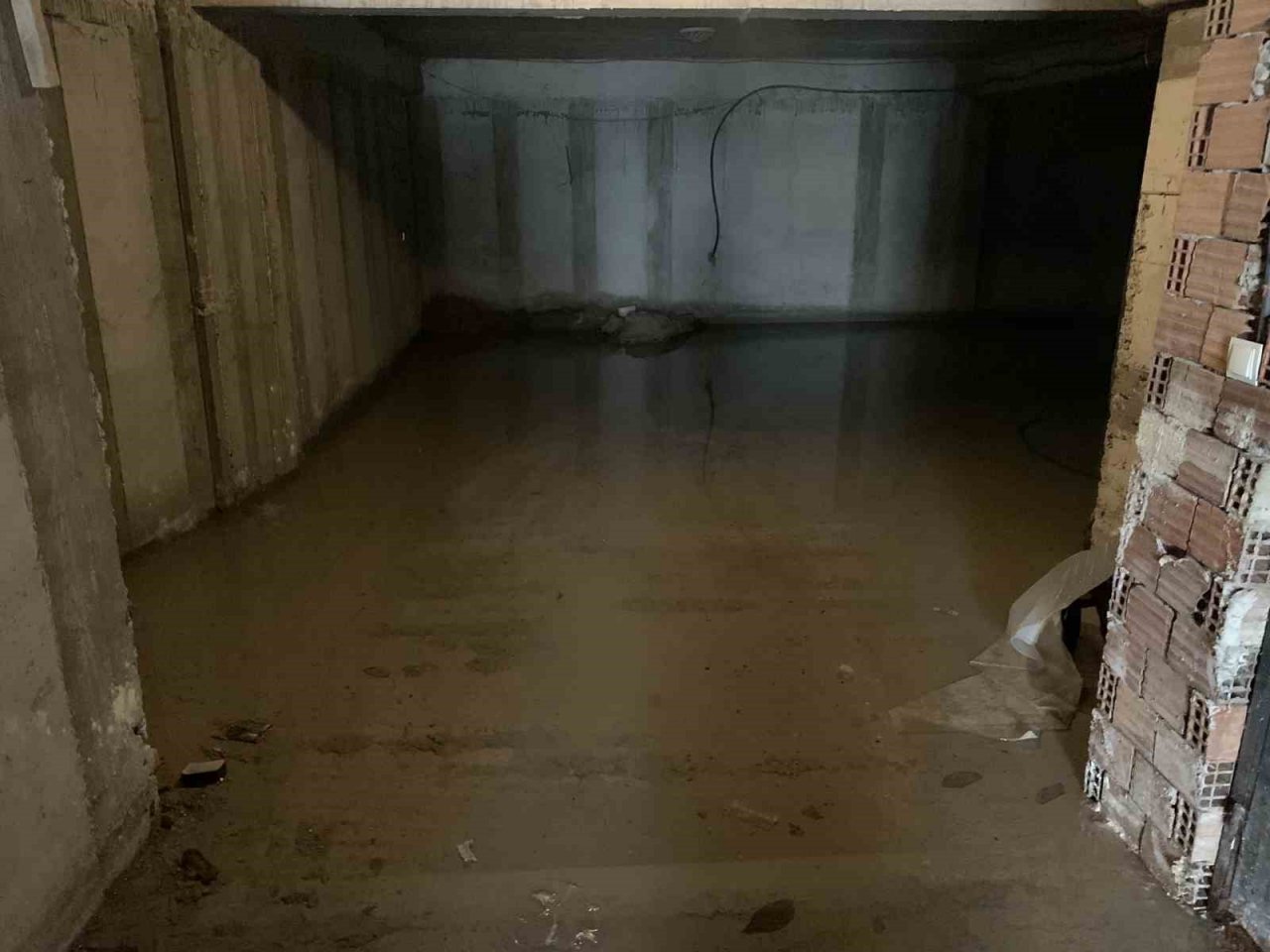 Bodrum katta biriken su apartman sakinlerini tedirgin ediyor