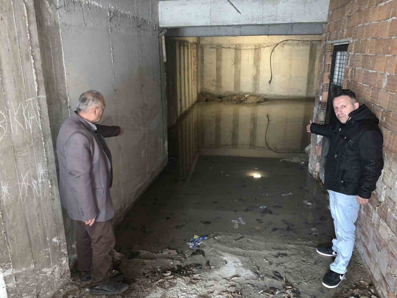 Bodrum katta biriken su apartman sakinlerini tedirgin ediyor