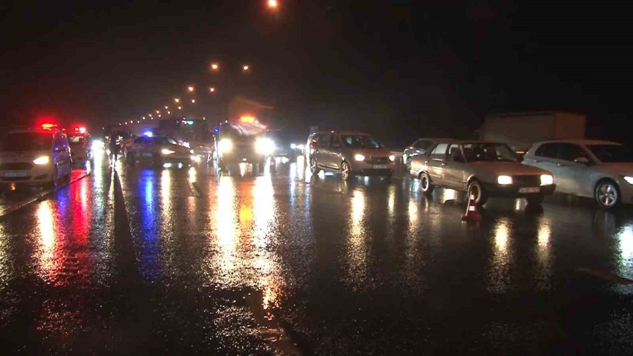 TEM Otoyolu’nda otomobil bariyere girdi: 1 ölü