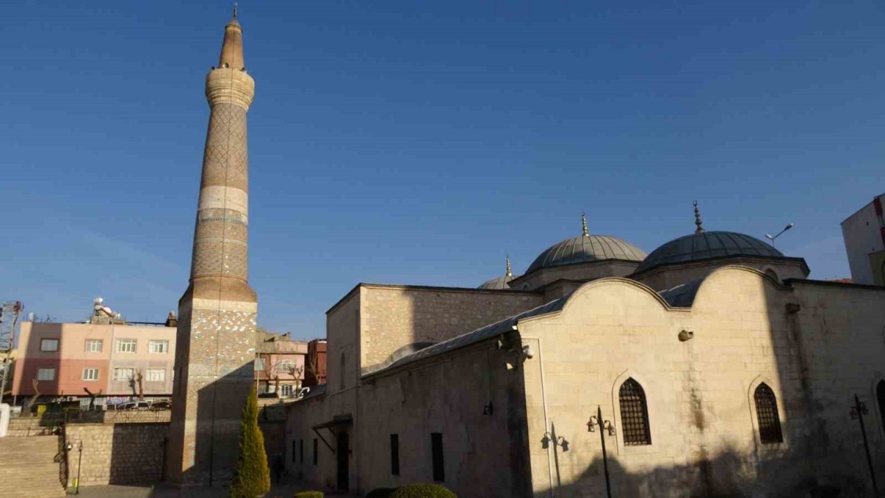 Siirt’te 9 asırlık tarihi Ulu Camii dayanıklılığıyla depreme meydan okuyor