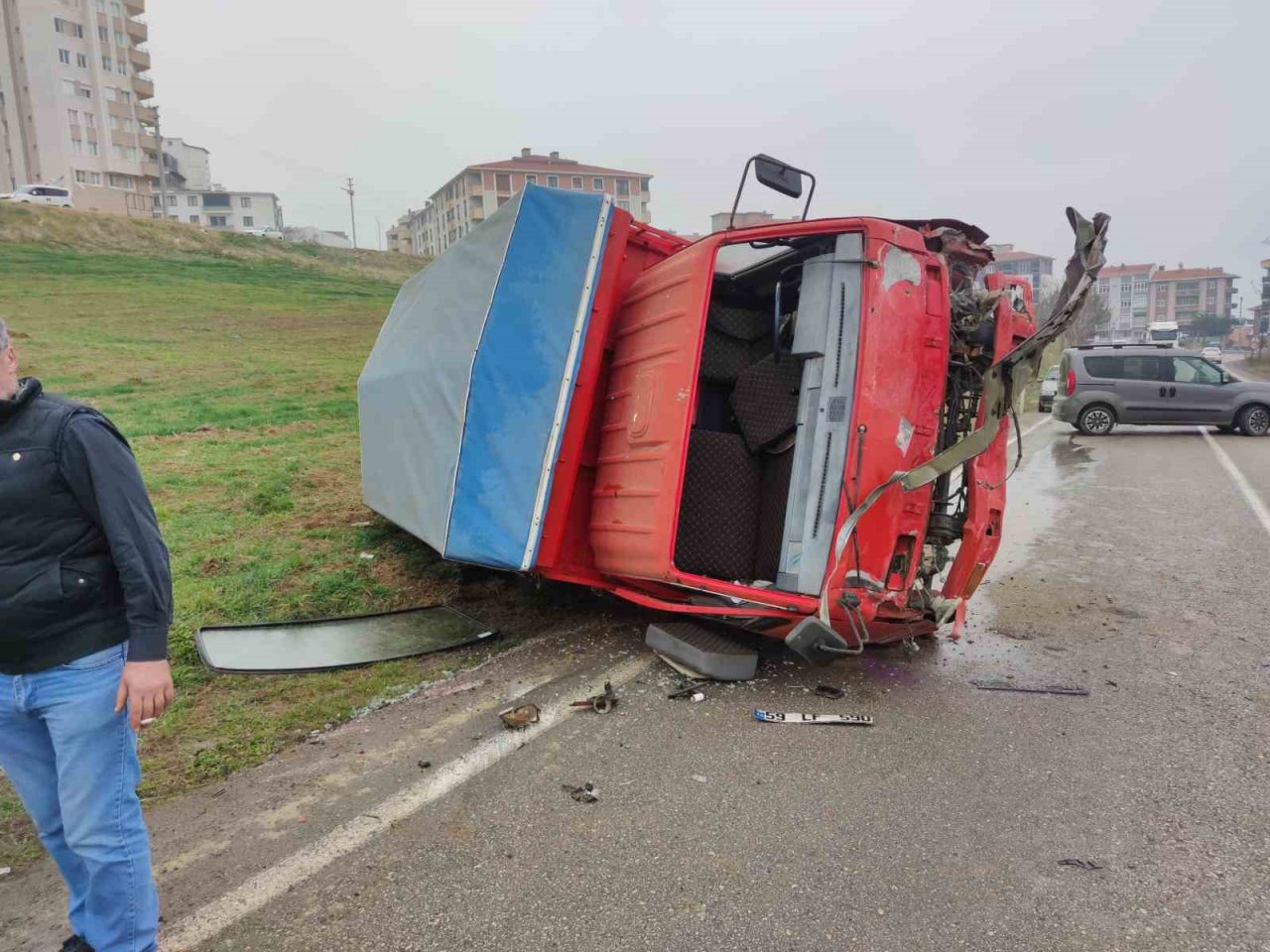Tekirdağ’da kamyon ile hafif ticari araç çarpıştı: 2 yaralı