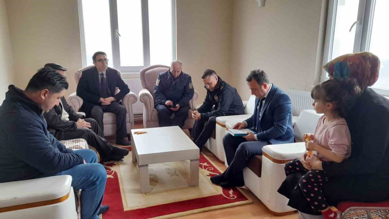 Kaymakam Yılmaz depremzede aileleri ziyaret etti