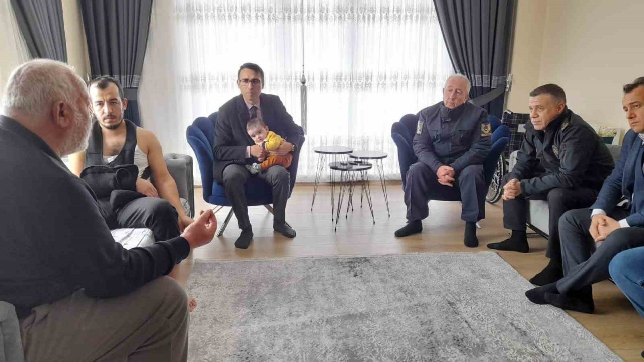 Kaymakam Yılmaz depremzede aileleri ziyaret etti