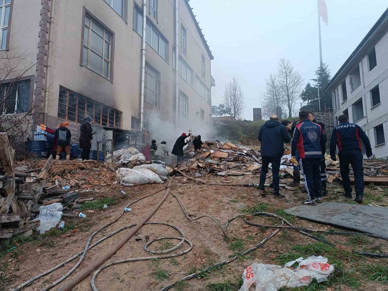 Eldiven fabrikasının avlusunda çıkan yangın kontrol altına alındı