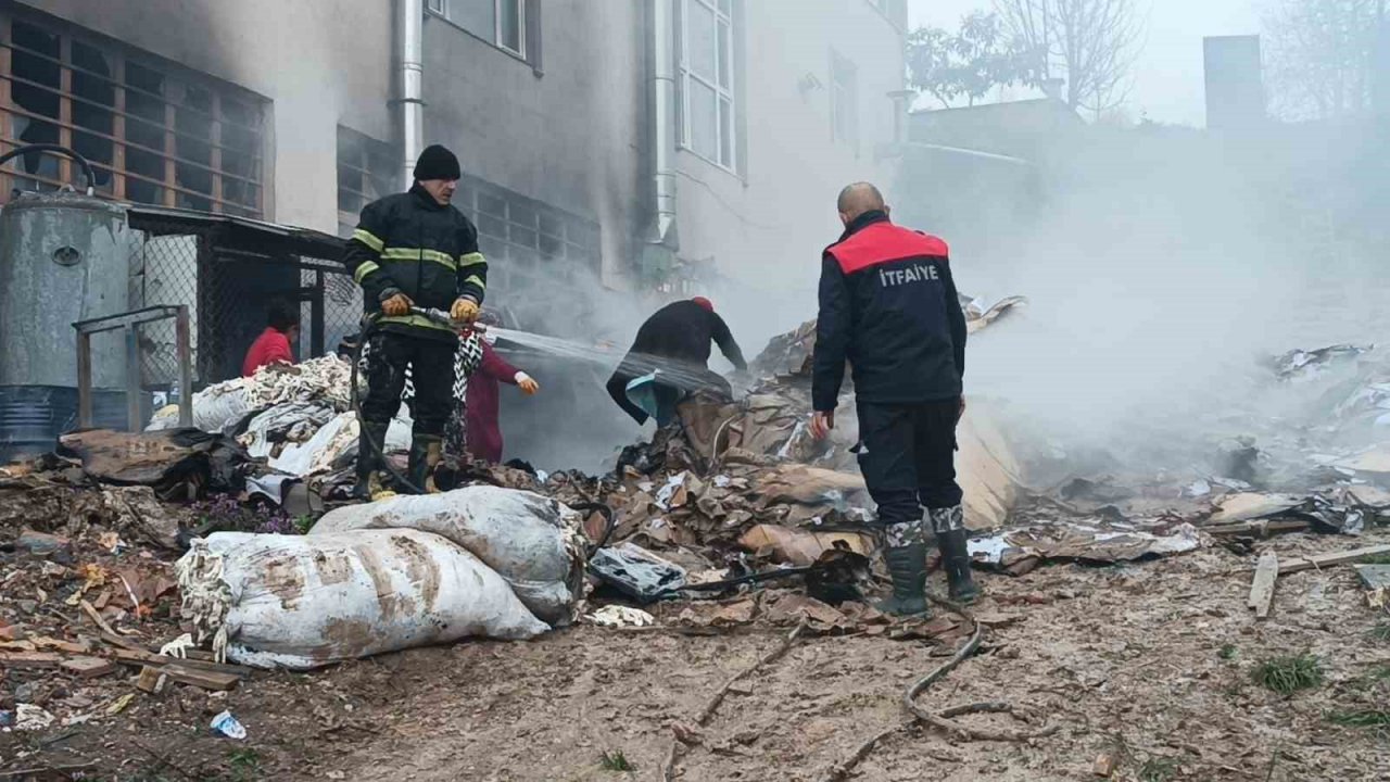 Eldiven fabrikasının avlusunda çıkan yangın kontrol altına alındı
