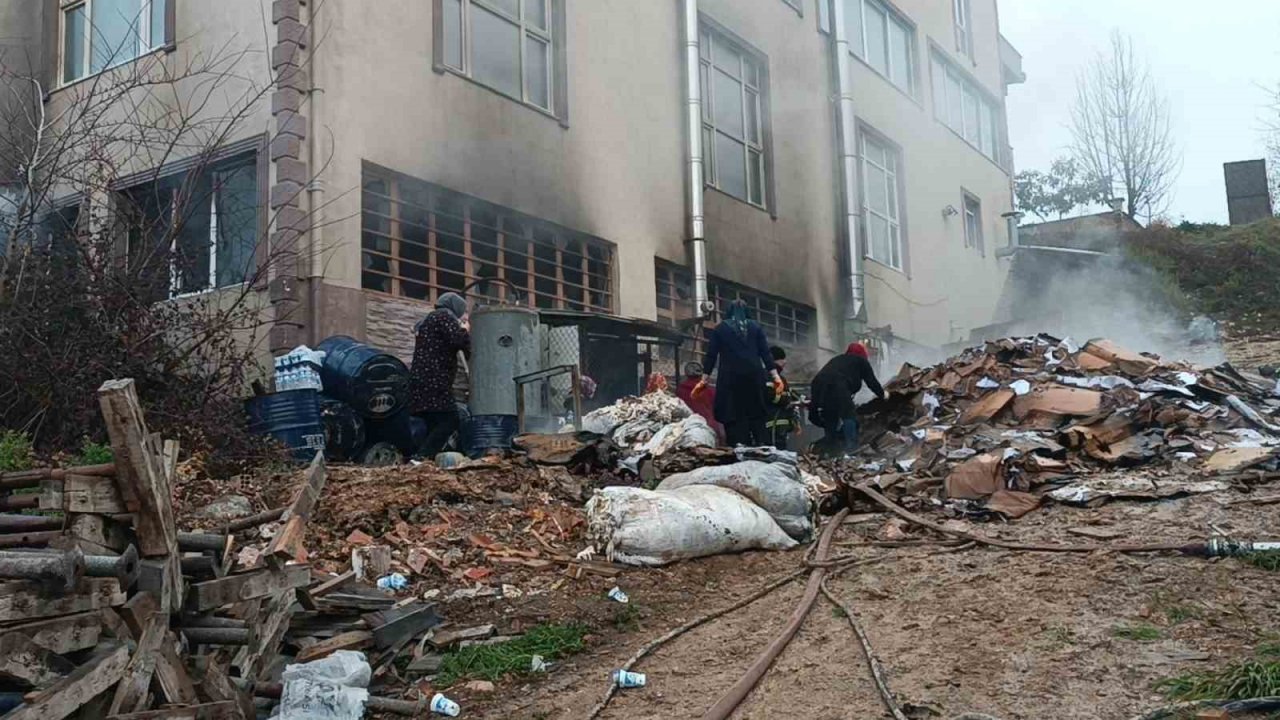 Eldiven fabrikasının avlusunda çıkan yangın kontrol altına alındı